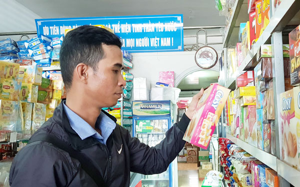Khách hàng chọn mua sản phẩm bánh quy của Việt Nam tại một điểm bán hàng "Tự hào hàng Việt Nam" ở xã Gia Kiệm, huyện Thống Nhất
