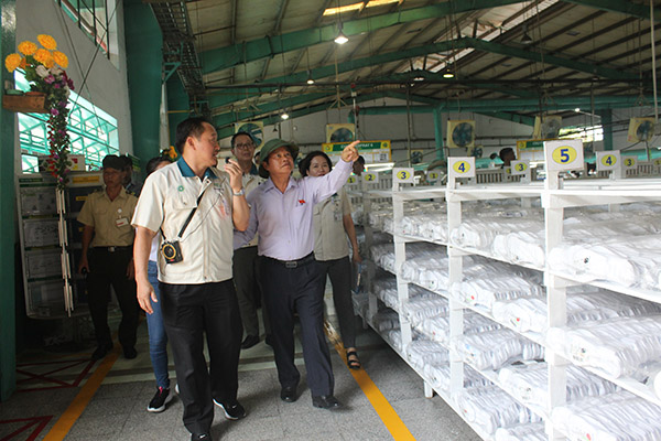 Phó chủ tịch Quốc hội Đỗ Bá Tỵ (bìa phải) kiểm tra công tác phòng cháy, chữa cháy tại một doanh nghiệp ở Khu công nghiệp Biên Hòa 2. Ảnh: Đặng Ngọc