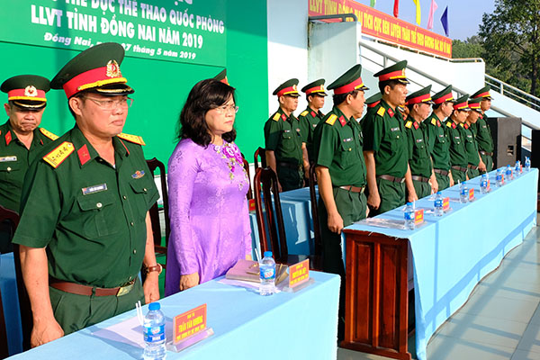 Lãnh đạo UBND tỉnh và Bộ CHQS tỉnh dự lễ khai mạc hội thao. 