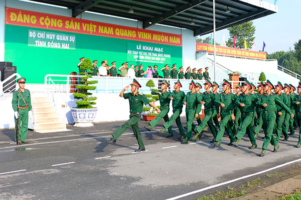 Khối sĩ quan lực lượng vũ trang tỉnh duyệt đội ngũ qua lễ đài trong lễ khai mạc.