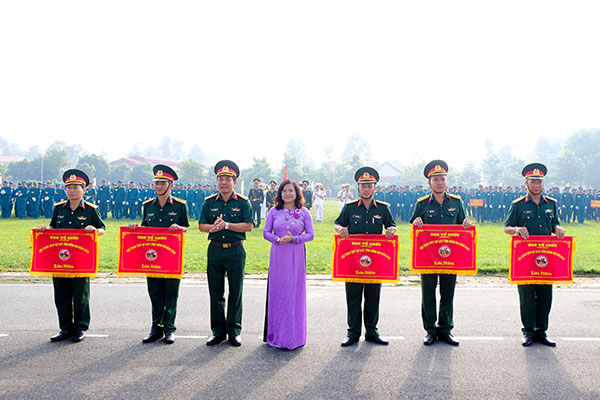  Phó chủ tịch UBND Nguyễn Hòa Hiệp và lãnh đạo Bộ CHQS tỉnh trao cờ lưu niệm cho các đoàn vận động viên tham dự hội thao.