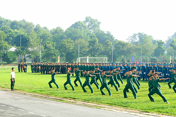 Chiến sĩ Trung đoàn Đồng Nai biểu diễn các bài thể dục trong lễ khai mạc. 