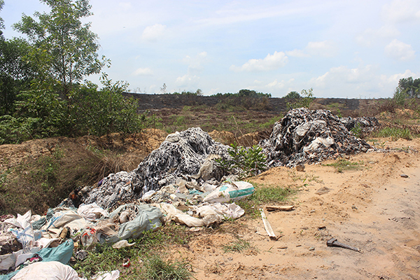 Khu vực giáp mỏ khoáng sản Bửu Hòa (TP.Biên Hòa) hoang vắng bị các đối tượng vào đổ trộm rác