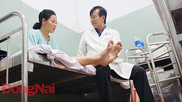 Khoảng gần chục năm nay, bà Phạm Thị Thoa, 50 tuổi, ngụ phường Hố Nai (TP.Biên Hòa) không đi lại được do căn bệnh thoái hóa khớp. Gần đây, bà Thoa được giáo sư, bác sĩ René trực tiếp khám và phẫu thuật để khắc phục tình trạng này
