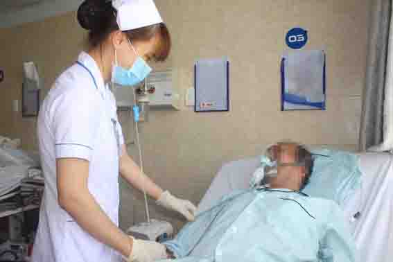 Một bệnh nhân bị bệnh phổi tắc nghẽn mạn tính do hút thuốc lá phải nằm điều trị, thở máy liên tục tại khoa Hô hấp Bệnh viện đa khoa Đồng Nai (ảnh minh họa).