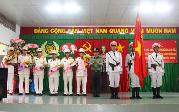 Đại tá Huỳnh Tiến Mạnh, Giám đốc Công an tỉnh trao quyết định thành lập Công an TP.Long Khánh