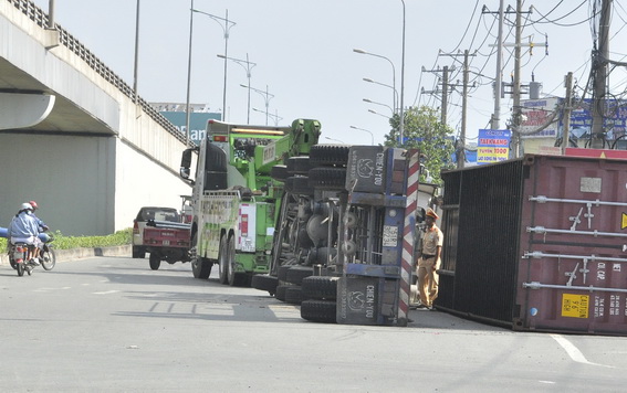 Chiếc xe container lưu thông với tốc độ cao gây tai nạn giao thông trên quốc lộ 1 đoạn qua khu vực Amata, TP.Biên Hòa