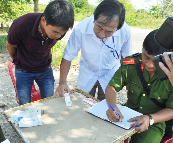 Kiểm tra việc sử dụng ma túy của một tài xế được thực hiện trên quốc lộ 1 đoạn qua xã Xuân Hòa, huyện Xuân Lộc.