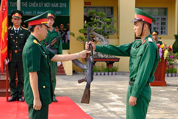 Trung đoàn trưởng Trung đoàn 31 trao súng cho chiến sĩ mới sau khi kết thúc huấn luyện chiến sĩ mới.