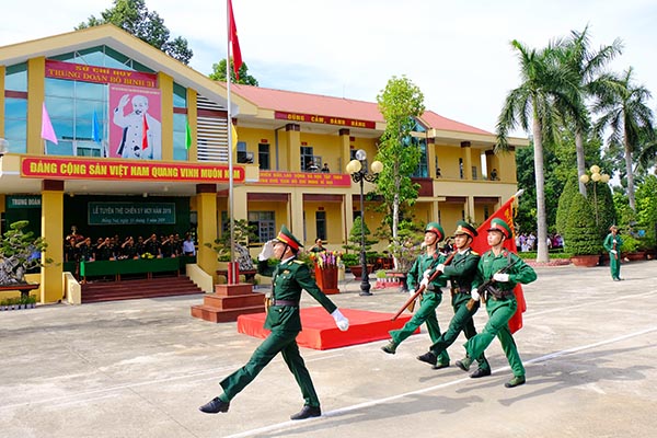 Tổ quân kỳ duyệt đội ngũ qua lễ đài trong lễ tuyên thệ.