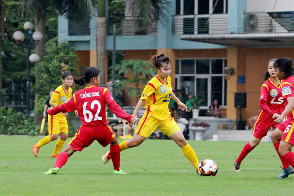 Các cầu thủ nữ TP Hồ Chí Minh II (áo vàng) đã giành chiến thắng 4-0 trước trẻ TP Hồ Chí Minh qua đó giành hạng Năm giải bóng đá Nữ Cúp QG - Cúp LS 2019