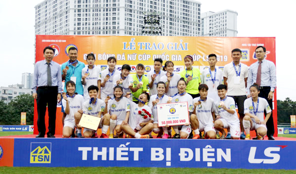 Các cầu thủ nữ TNG Thái Nguyên nhận huy chương Đồng
