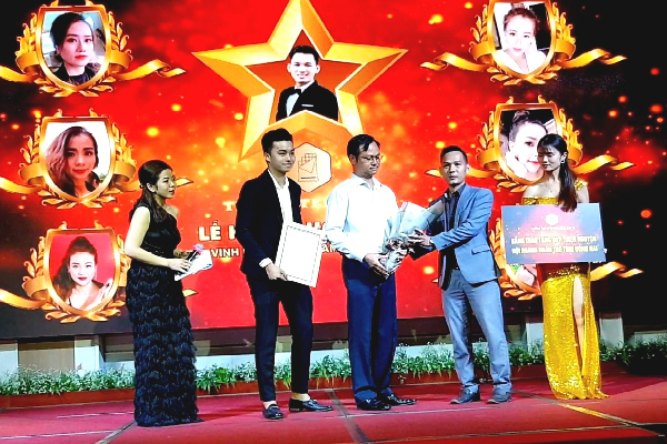 Ông Đặng Quốc Nghi (áo trắng giữa), Phó chủ tịch Hội Doanh nhân trẻ Đồng Nai nhận số tiền trao tặng từ Công ty TNHH The Bitter Cacao