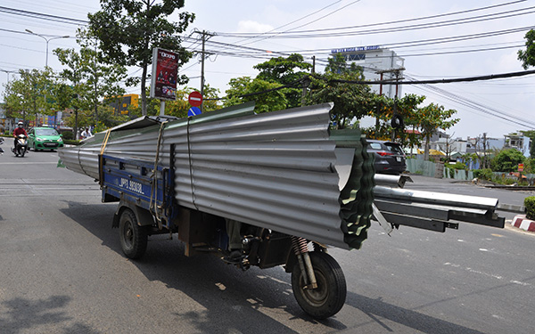 Xe chở tôn, sắt thép dài ngoằng nhưng không được che đậy cẩn thận lưu thông trên đường Đồng Khởi đoạn qua phường Tân Hiệp (TP.Biên Hòa)