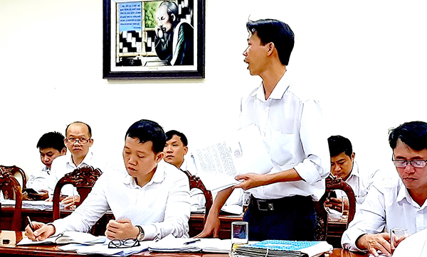 Ông Nguyễn Quang Bình, Giám đốc Trung tâm Phát triển quỹ đất huyện Long Thành báo cáo tình hình kiểm kê tại buổi làm việc
