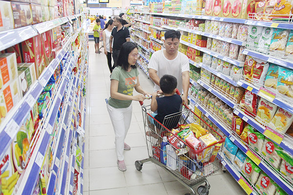 Người dân mua sắm tại một siêu thị ở TP.Biên Hòa
