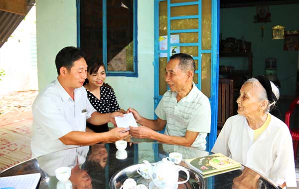 Gia đình ông Nguyễn Đình Lan (86 tuổi, người từng tham gia kháng chiến chống Mỹ) và vợ là bà Trần Thị Tạo (83 tuổi, cựu thanh niên xung phong) ngụ thị trấn Gia Ray được các thành viên trong Ban Tuyên giáo Huyện ủy Xuân Lộc đến thăm và trao tặng quà. 