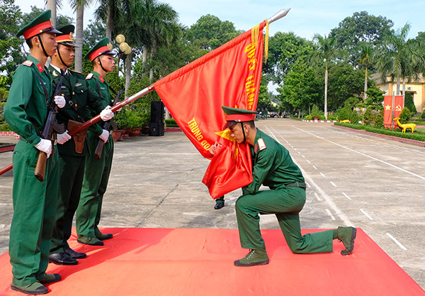 Chiến sĩ mới của Trung đoàn 31 (Sư đoàn 309) có thành tích huấn luyện tốt thực hiện nghi thức hôn quân kỳ trong buổi lễ tuyên thệ chiến sĩ mới 2019.