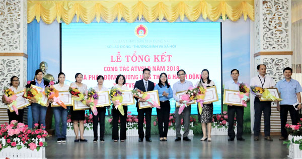 Chủ tịch Liên đoàn Lao động tỉnh Nguyễn Thị Như Ý trao bằng khen của UBND tỉnh cho các cá nhân và tập thể có thành tích xuất sắc trong công tác an toàn, vệ sinh lao động năm 2018. ảnh: V.Truyên