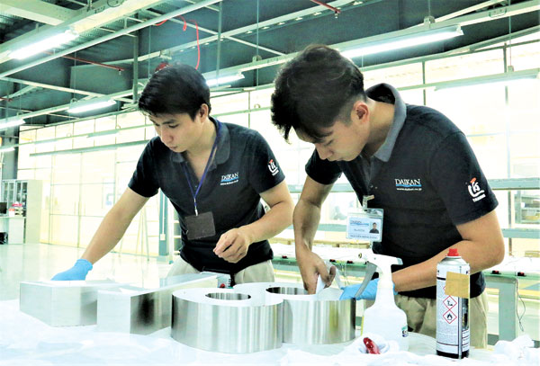 Công nhân Công ty TNHH Daikan Việt Nam (Khu công nghiệp Amata, TP.Biên Hòa) trong giờ làm việc