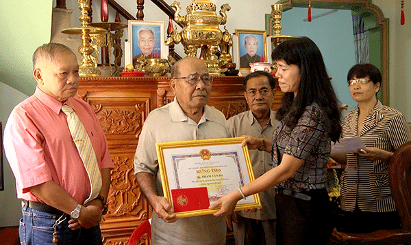Lãnh đạo UBND huyện Xuân Lộc thăm và tặng quà cụ Phạm Văn Ba 