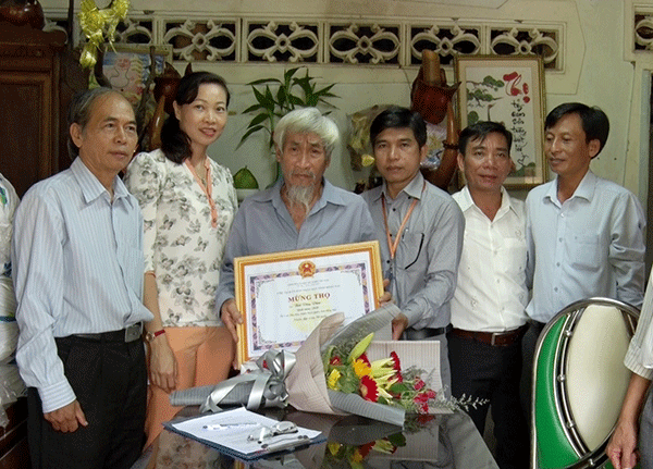Đại diện UBND huyện Định Quán trao quà cho 