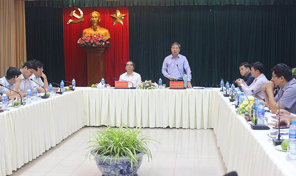 Phó chủ tịch UBND tỉnh Nguyễn Quốc Hùng nêu những khó khăn của tỉnh trong triển khai, giải ngân vốn cho các dự án.
