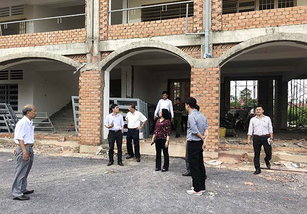 Lãnh đạo Sở GD-ĐT và các sở, ngành thị sát cơ sở 2 của Trường TH-THCS-THPT Trần Đại Nghĩa đang xây dựng không phép