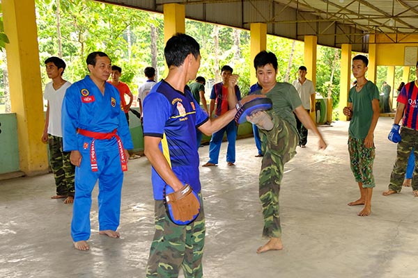 Đại tá Vũ Văn Điền (bìa trái) theo dõi cán bộ, chiến sĩ luyện võ