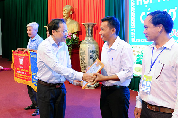 Phó giám đốc Sở Lao động - thương binh và xã hội tỉnh Phạm Văn Cộng trao thưởng cho các đội đạt thành tích toàn đoàn.