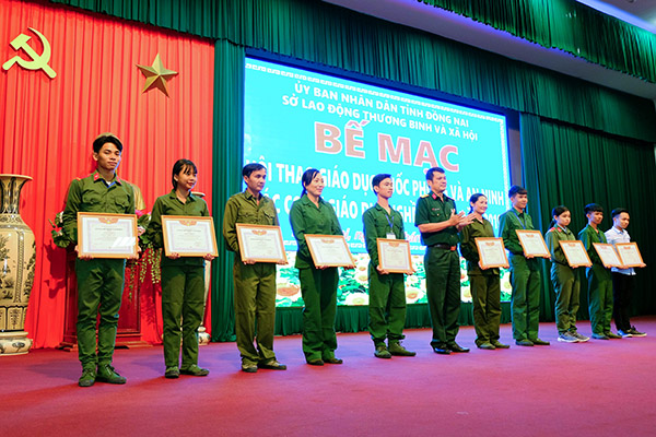 Thượng tá Dương Văn Thường, Phó Tham mưu trưởng Bộ Chỉ huy quân sự tỉnh trao thưởng cho các cá nhân, tập thể đạt giải ba các nội dung thi.