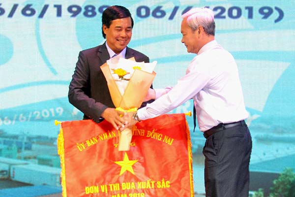 Bí thư Tỉnh ủy Nguyễn Phú Cường (phải) trao tặng cờ thi đua xuất sắc cho lãnh đạo PDN 