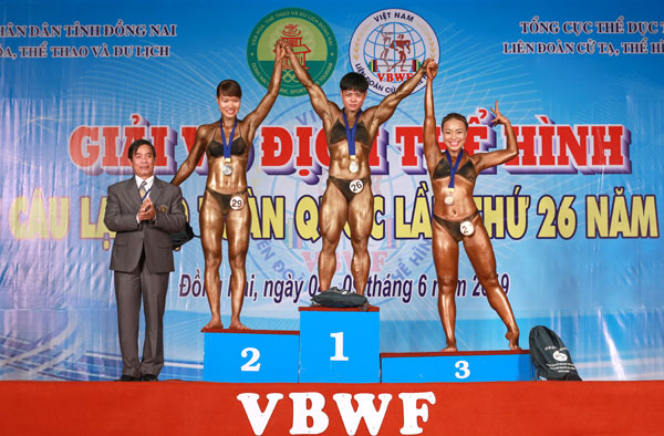 VĐV Tôn Hoàng Khánh Lan trên bục nhận HCV đơn nữ trên 55kg