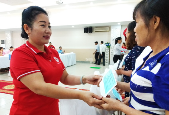 Bà Đỗ Thị Phước Thiện, Chủ tịch Hội Chữ thập đỏ tỉnh tặng quà cho người lao động có hoàn cảnh khó khăn