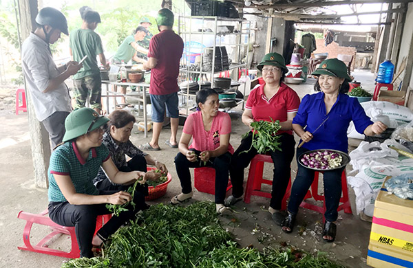 Tổ phụ nữ nuôi quân xã Sông Trầu (huyện Trảng Bom) tập trung nấu ăn cho lực lượng vũ trang ra quân làm công tác dân vận tại xã
