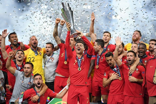 Ronaldo cùng đồng đội nâng cao chiếc cúp vô địch Nations League. (Ảnh: Getty)