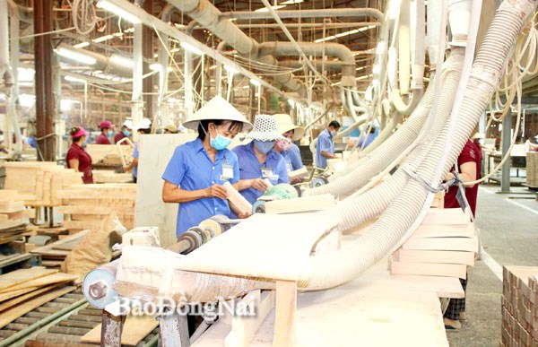 Người lao động làm việc tại một doanh nghiệp chuyên ngành gỗ trên địa bàn tỉnh. ảnh: H.DUNG