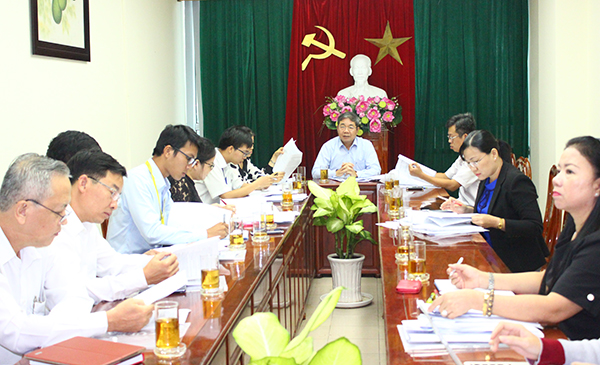 Phó chủ tịch UBND tỉnh Nguyễn Quốc Hùng chủ trì cuộc họp với các sở, ngành.