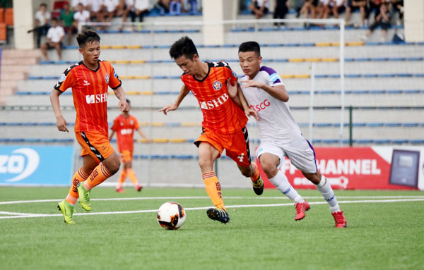 Trẻ Hà Nội (áo trắng) đứng vị trí thứ hai sau khi bị SHB Đà Nẵng cầm hòa 1-1.
