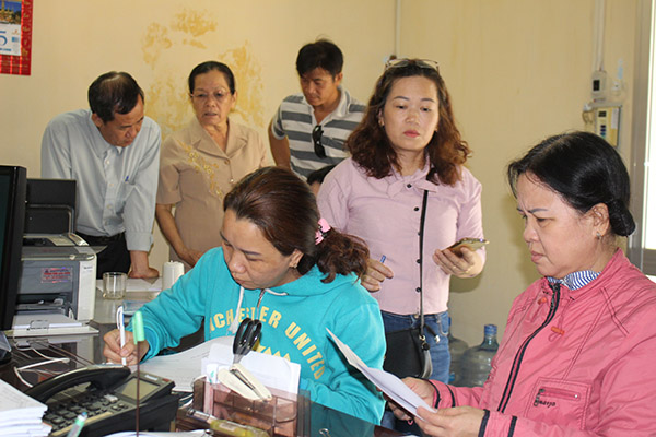 Người lao động làm việc tại Công ty Cổ phần Hòa Việt (phường Long Bình, TP.Biên Hòa) đến Trung tâm nhờ hỗ trợ pháp lý.