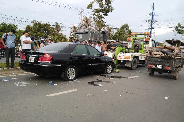Chiếc xe ô tô bị chặn lại ngay tại đường Đặng Văn Trơn vào hôm 12-6