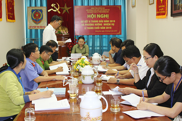 Ông Lê Quang Vinh, Giám đốc Trung tâm TGPL Nhà nước tỉnh phản ánh về việc giới thiệu đối tượng được hưởng quyền TGPL miễn phí theo luật hiện nay vẫn còn thấp so với thực tế mà các cơ quan tố tụng thụ lý.
