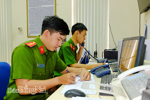 Cán bộ, chiến sĩ xử lý tin báo của người dân qua Tổng đài 114. Ảnh: M.Thành