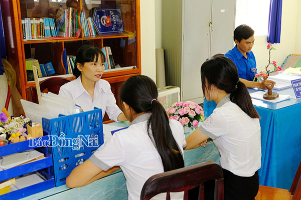 Cô Nguyễn Trần Kim Kiều (trái) tư vấn hướng nghiệp cho các em học sinh lớp 12 Trường THPT Võ Trường Toản (huyện Cẩm Mỹ). Ảnh: M.Thành