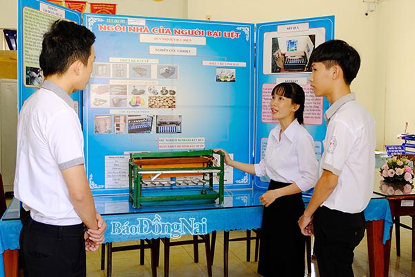 Cô Nguyễn Trần Kim Kiều giới thiệu một mô hình của học sinh do cô hướng dẫn từng đoạt giải nhì Cuộc thi Khoa học - kỹ thuật cấp tỉnh dành cho học sinh trung học (năm học 2015-2016).Ảnh: M.Thành