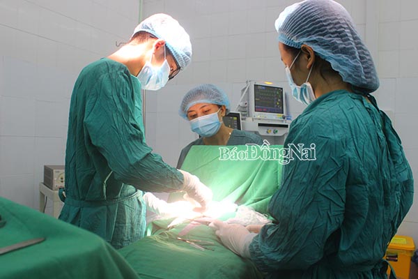 Bác sĩ trẻ của Trung tâm y tế huyện Nhơn Trạch thực hiện ca phẫu thuật cho bệnh nhân. Ảnh: A.YÊN