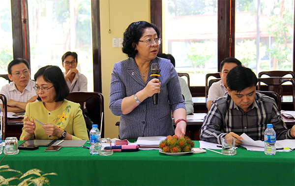 Giám đốc Sở Giáo dục - đào tạo Huỳnh Lệ Giang trả lời một số kiến nghị của huyện liên quan đến lĩnh vực giáo dục.