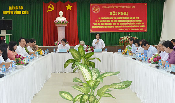 Các đại biểu thảo luận tại hội nghị.