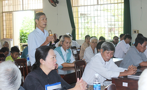 Cử tri huyện Tân Phú phát biểu ý kiến tại buổi tiếp xúc cử tri.
