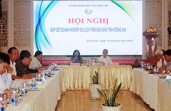 Phó chủ tịch UBND tỉnh Nguyễn Hòa Hiệp và Giám đốc Sở Văn hóa - thể thao và du lịch Lê Kim Bằng chủ trì hội nghị.